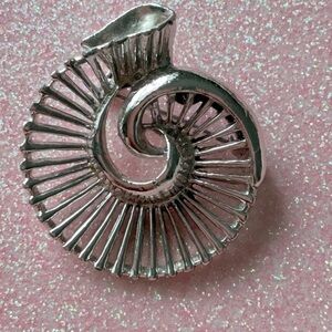 VINTAGE 1950 Sarah COVENTRY SILVER SWIRL LAPEL PIN